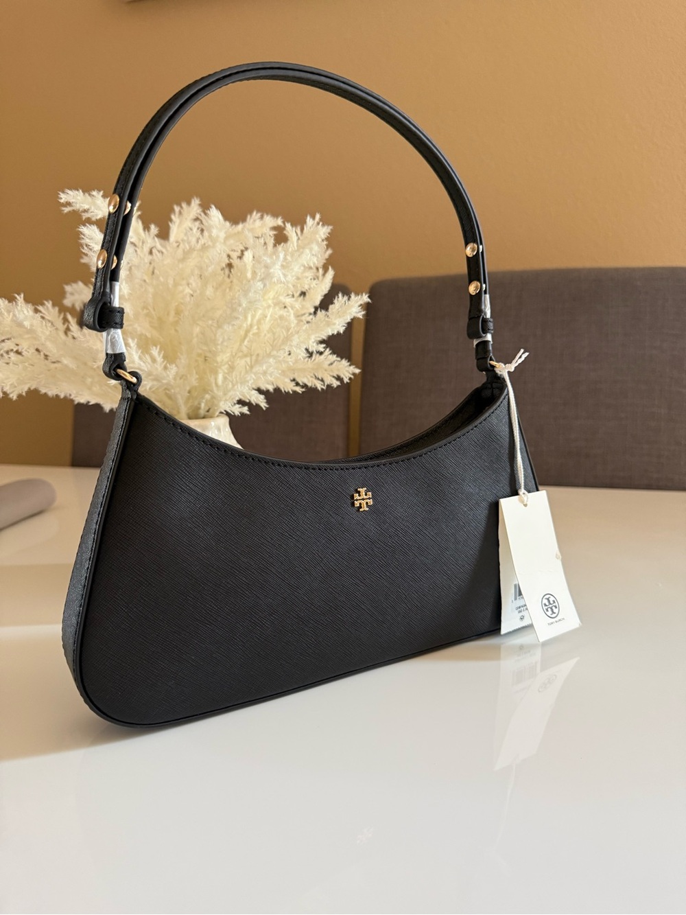 NWT , tory burch Emerson shoulder bag in black 
Leather $350 authentic